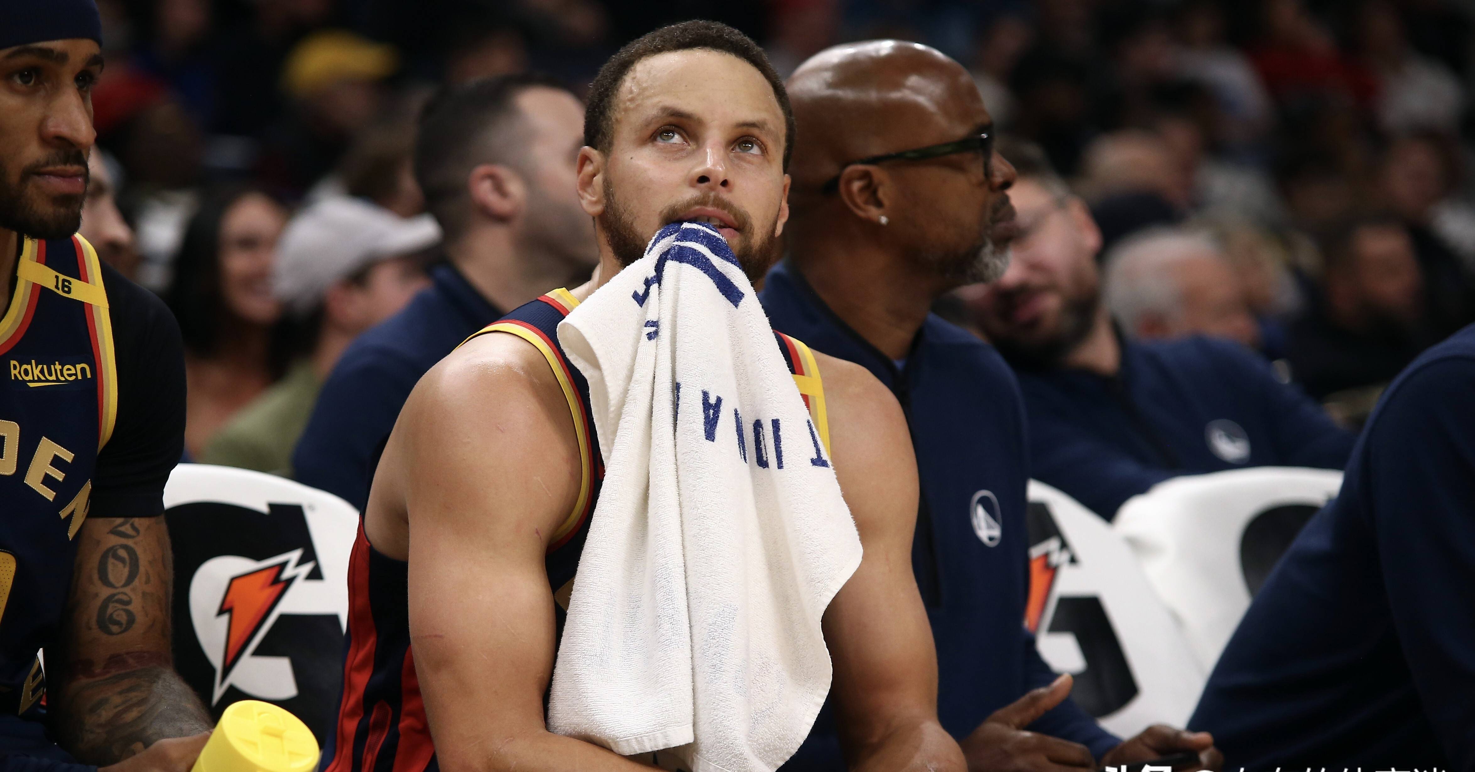 包含CBA季后赛赛程吃紧，金州勇士赛前门线救险，球迷炸锅，轮换策略成焦点的词条