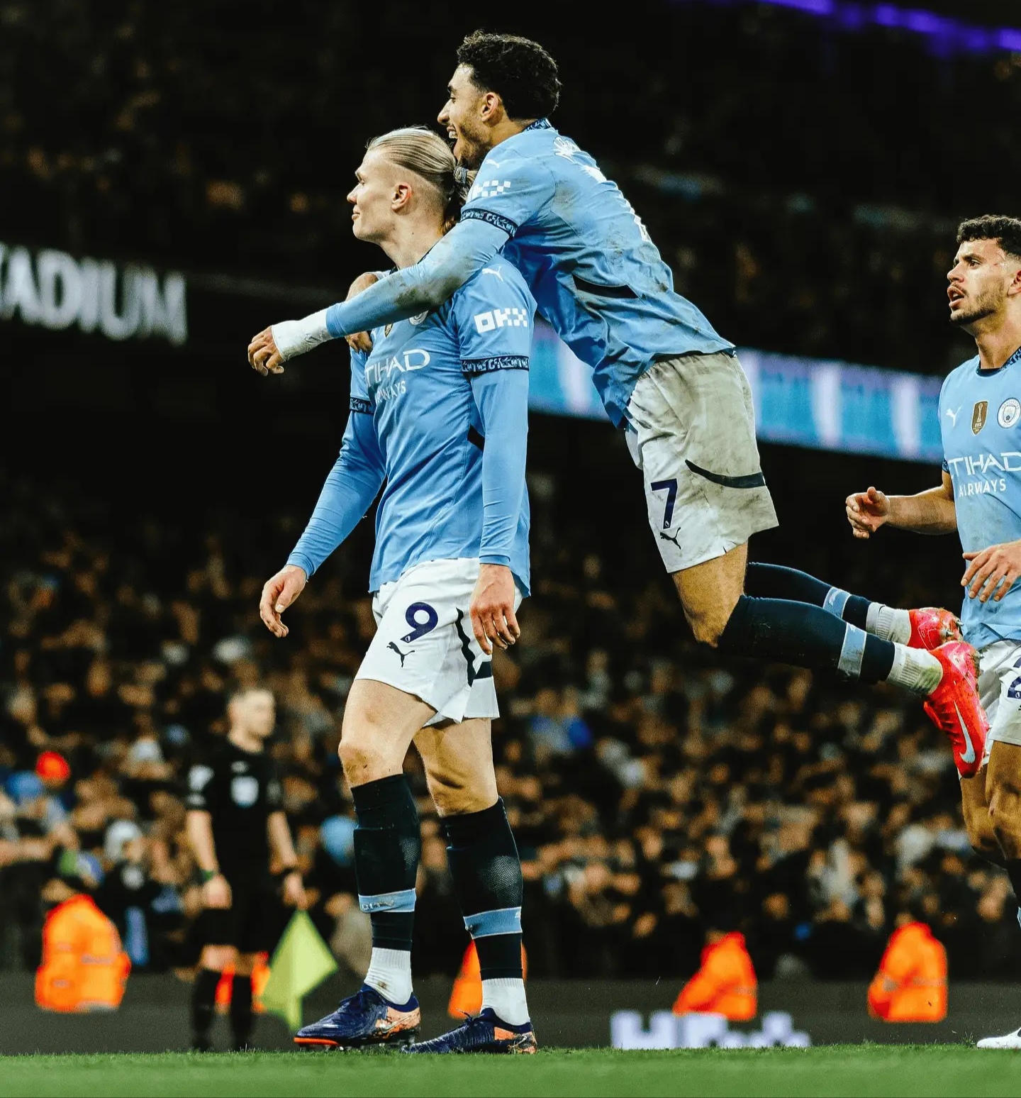 曼城发布备战花絮，赛前内部沟通，亚冠任务艰巨，团队化学反应显著(卢森堡非暴力沟通)