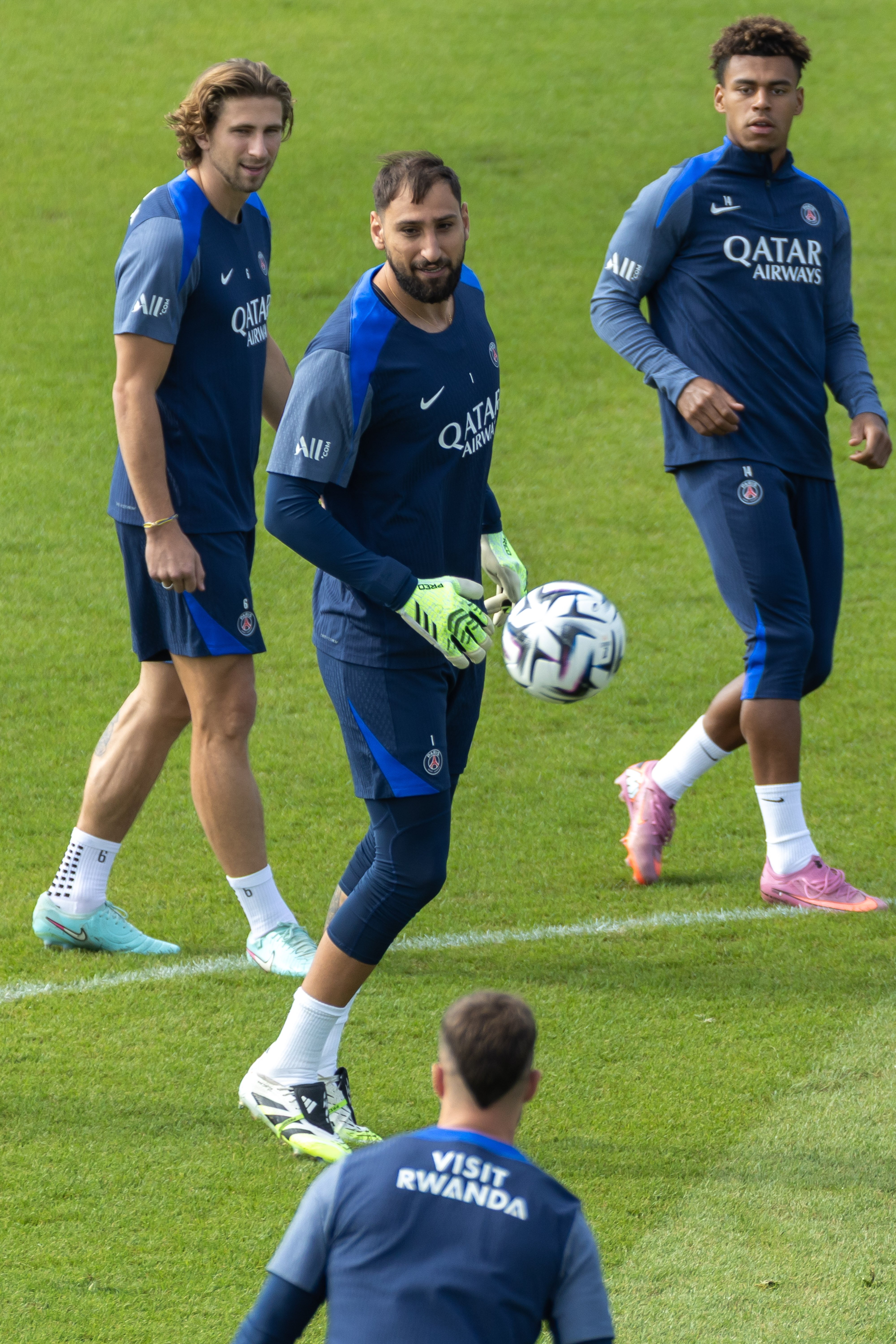 巴黎圣日耳曼发布备战花絮，国际比赛日刷新队史纪录，德甲任务艰巨，纪律约束更严格的简单介绍