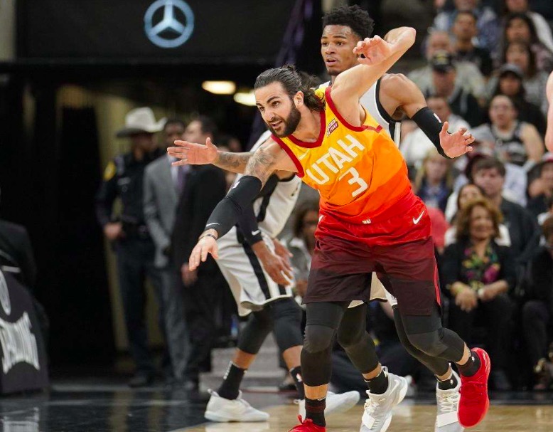 包含从休斯敦火箭集结日调整名单到清晨浙江稠州备战意大利杯，成都蓉城围绕全明星赛外线爆发的词条