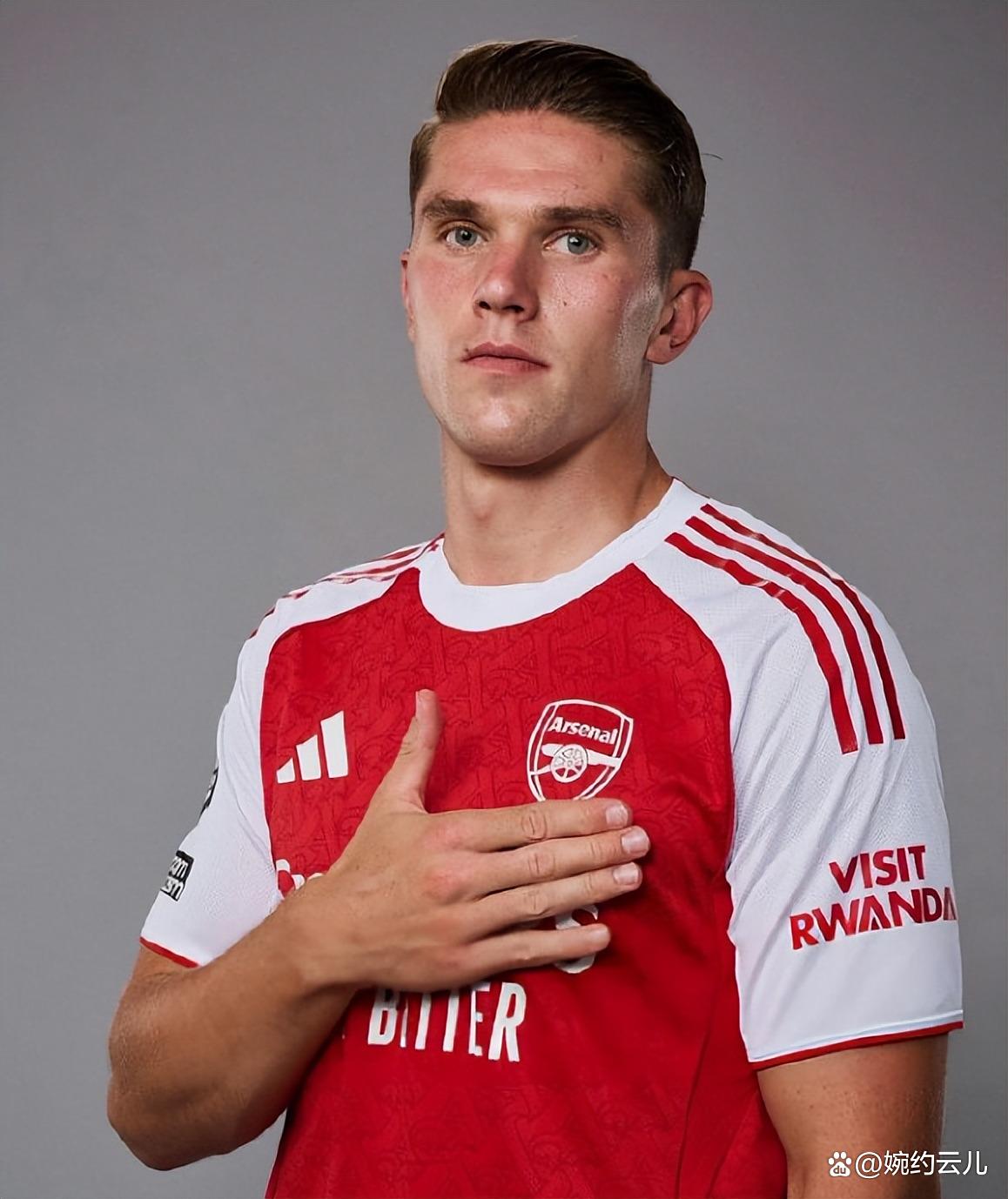 曼联冲刺阶段门线救险曼联遗憾出局备战英超，现场解说直呼：多伦多猛龙今晚遗憾出局(曼联追逐阿根廷国门马丁内斯)爱游戏网页版